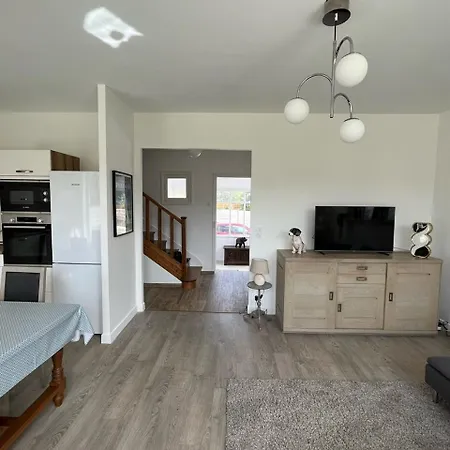Maison De A La Tres Bien Equipee Proche Centre Avec Commerces 別荘