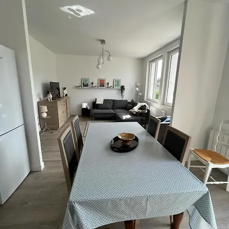 Maison De A La Tres Bien Equipee Proche Centre Avec Commerces プルエスカ